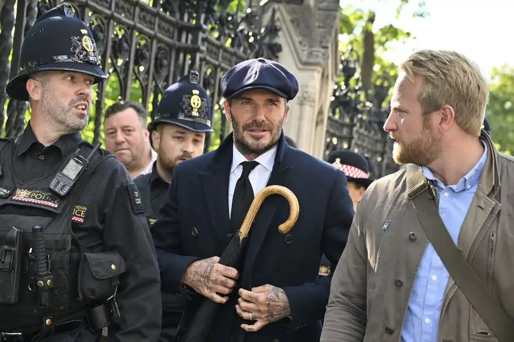 ¡COMO UN BRITÁNICO MÁS! Beckham hizo 12 horas de cola para despedir a Isabel II