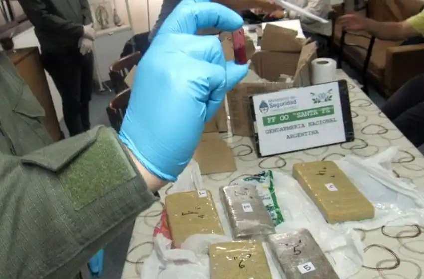 Detienen a una rosarina por traficar droga en encomiendas