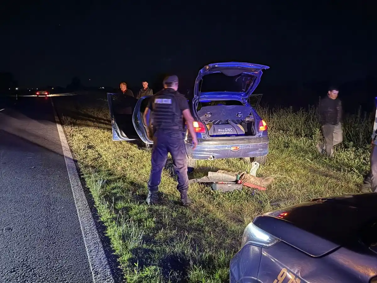 Los sospechosos fueron interceptados en RP 90, hacia Melincué. Crédito: Relaciones Policiales.