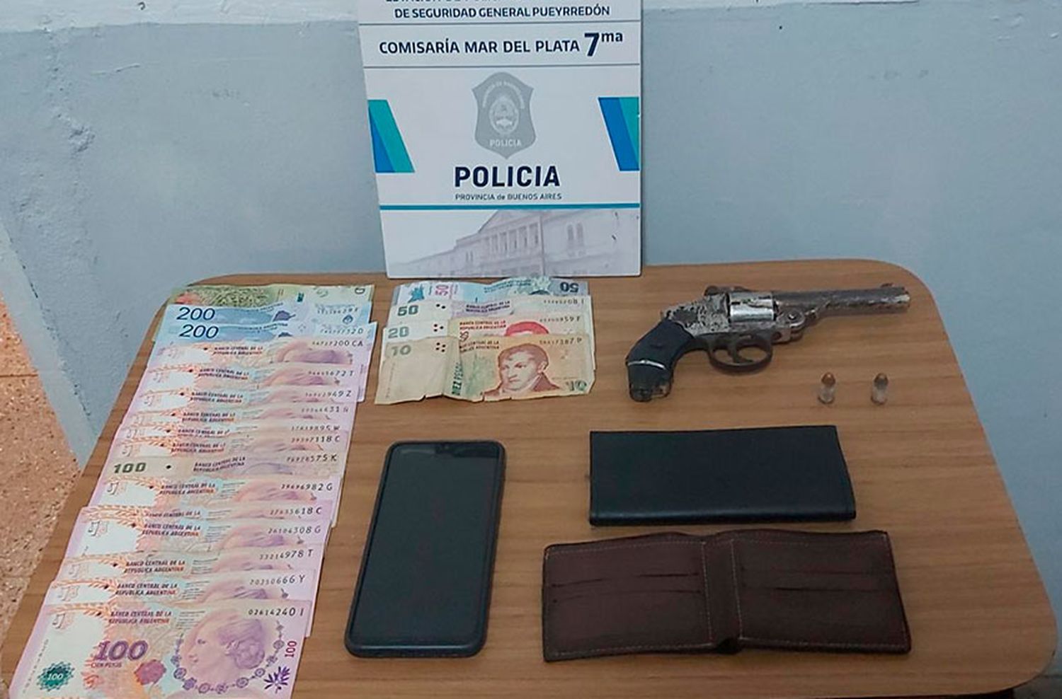 Lo atraparon con dinero y un arma de fuego: había robado un taxi