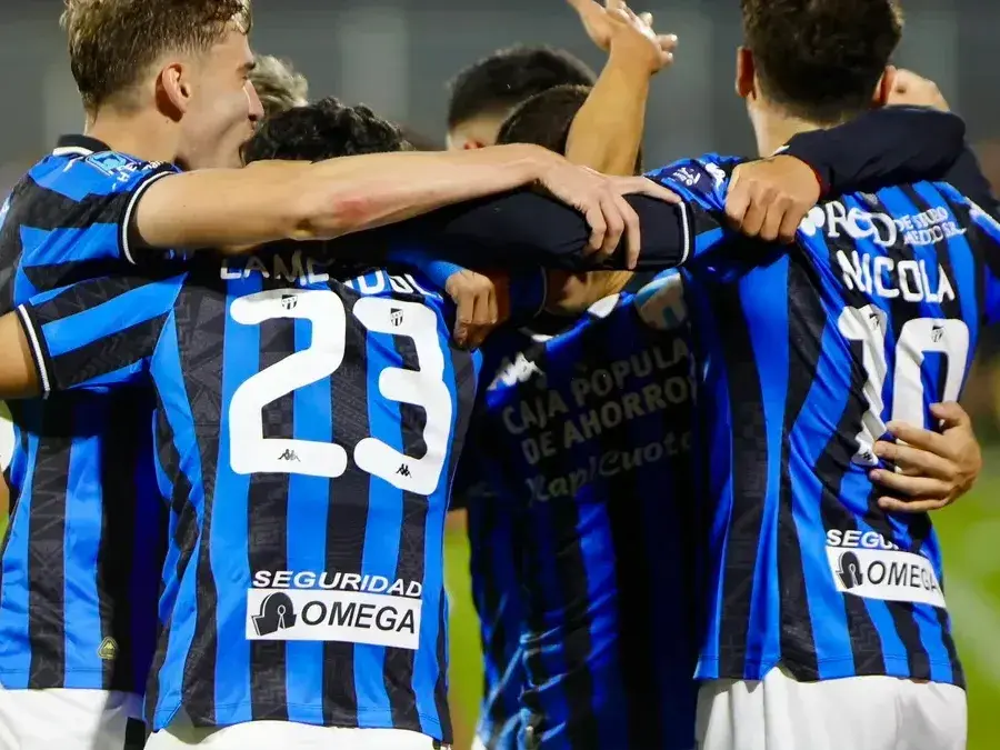 El Decano tucumano aplastó al Rojo 4 a 0 y se metió en los cuartos de final de la Copa Argentina.