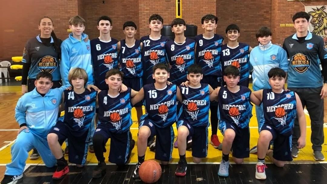 La Selección Sub-13 de la ABN, junto a sus entrenadores