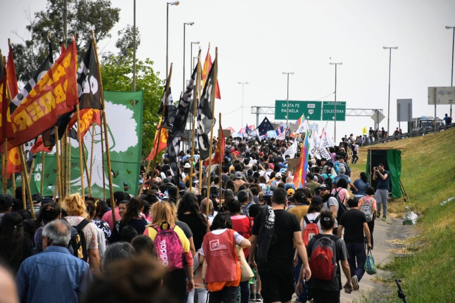 Por la Ley de Humedales y el fin del fuego en las islas: corte y acampe en el puente Rosario – Victoria