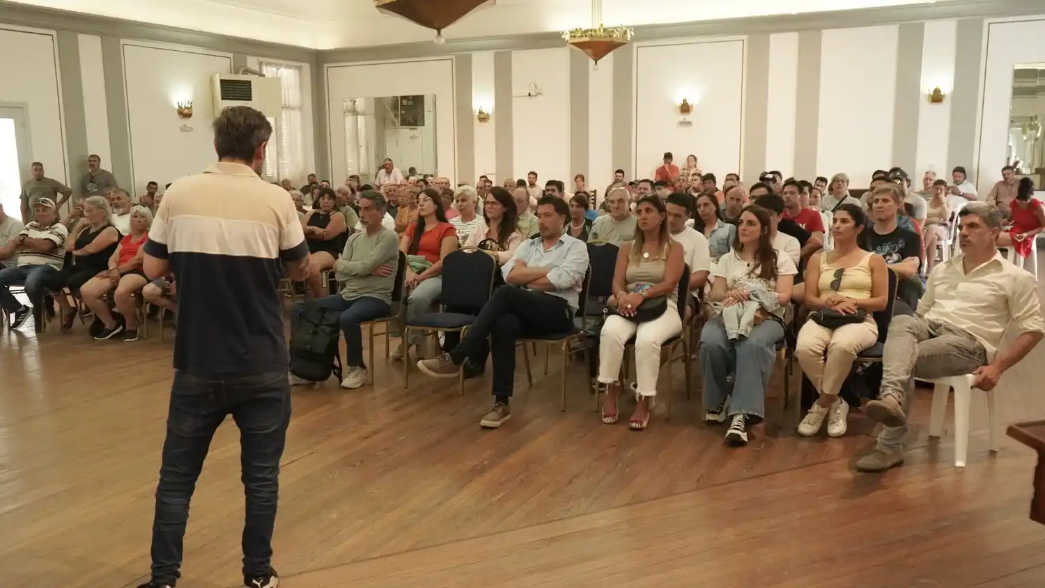 Mucho público en la capacitación del nuevo sistema que se va a implementar