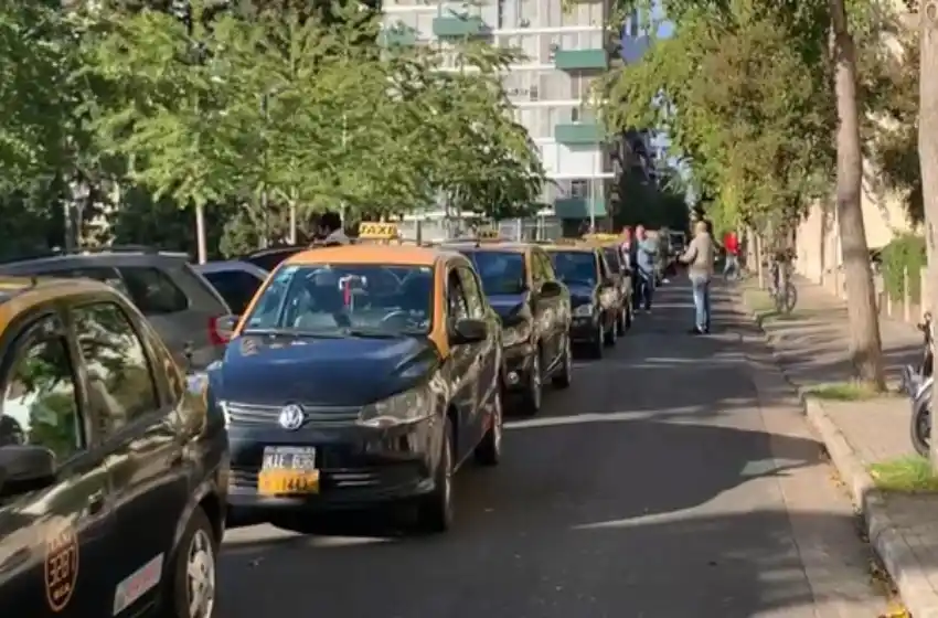 Taxistas pidieron aumento de la tarifa en el Concejo: «No nos vamos a bajar del 40%; el sector está quebrando»