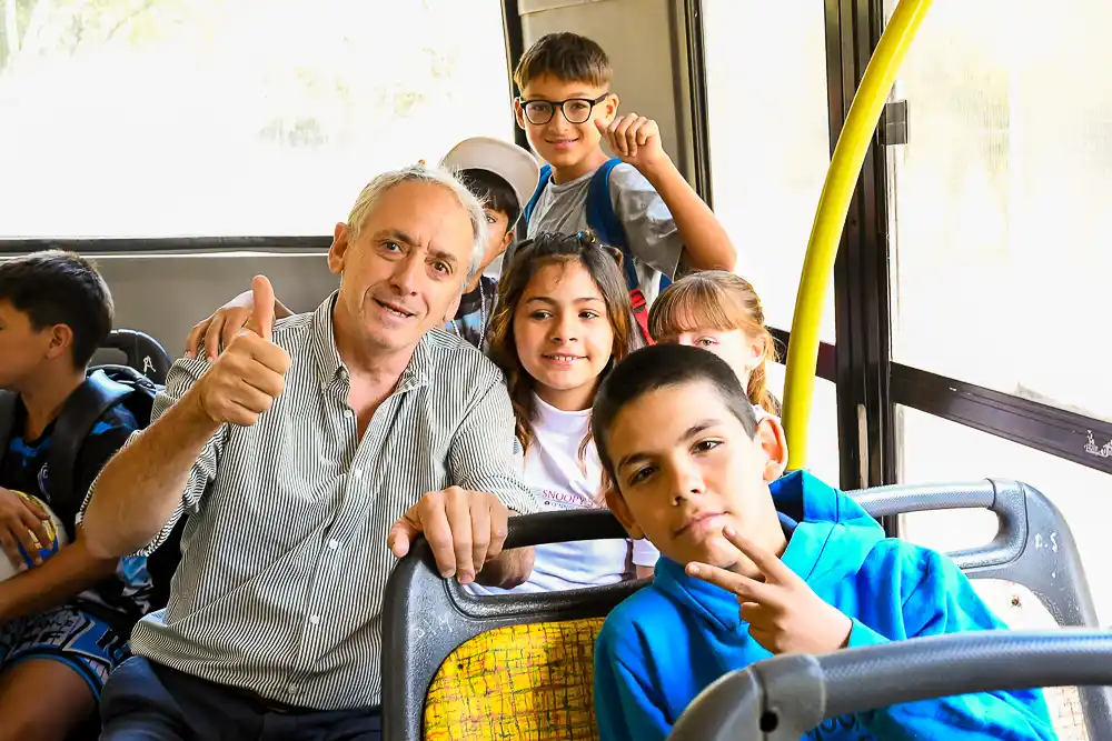 La Municipalidad refuerza las Escuelas Abiertas en Verano con traslados, acceso a piletas y talleres integrales