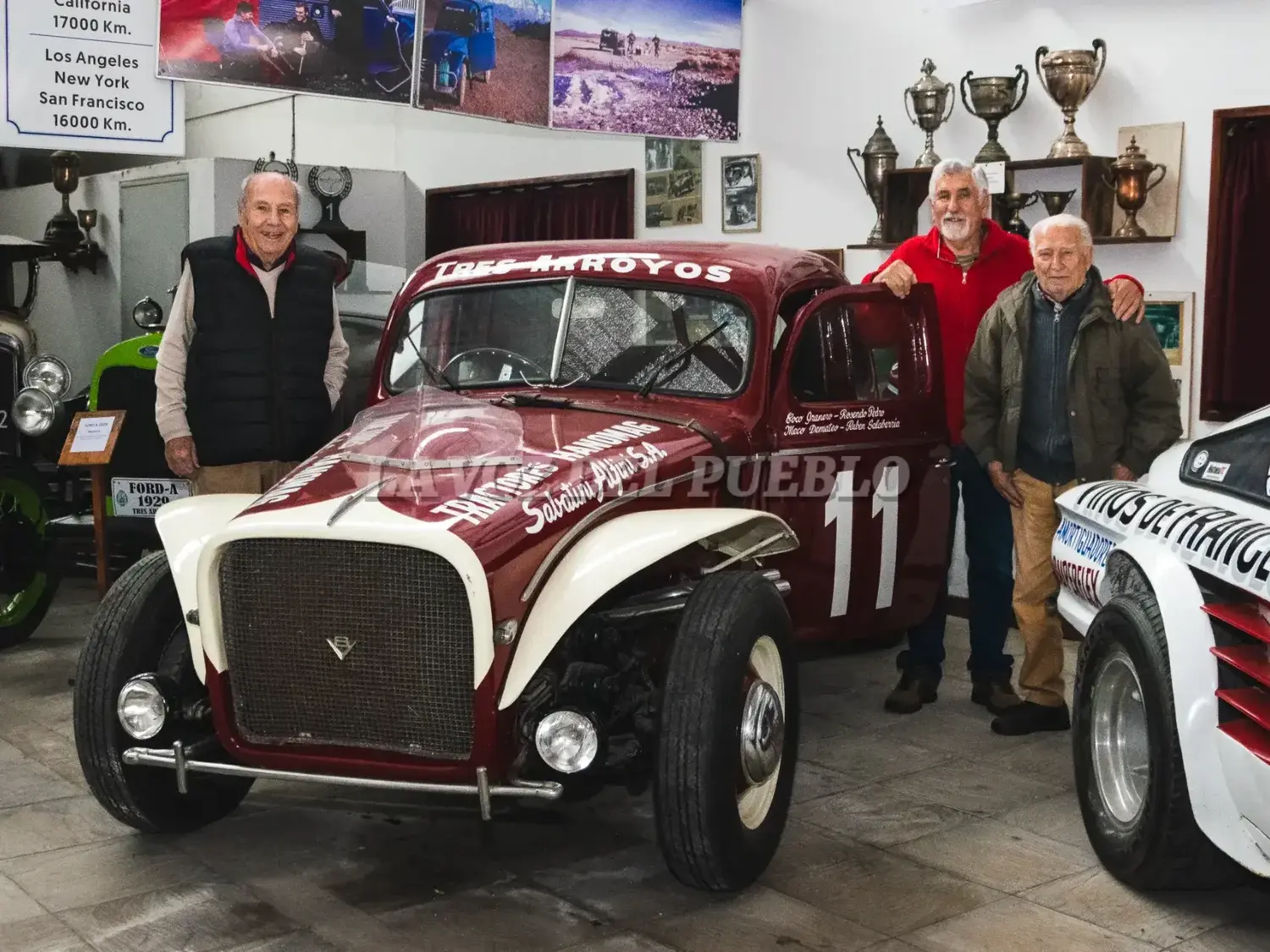 Carlos Castelli, Rubén “Mayo” Goicoechea y Ramón Herrero junto al Ford 1936 que condujo Segundo “Cholo” Taraborelli