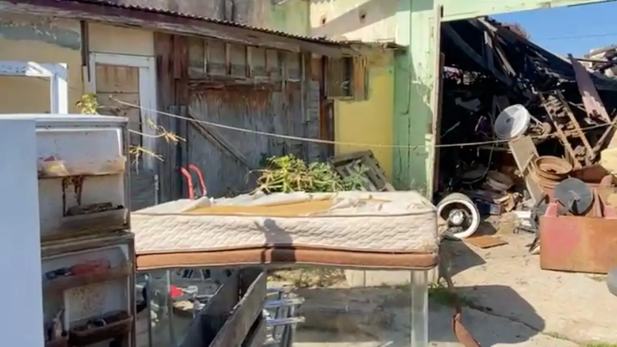 Migrante venezolana y sus dos hijas menores VIVEN ENTRE LA BASURA en Aruba