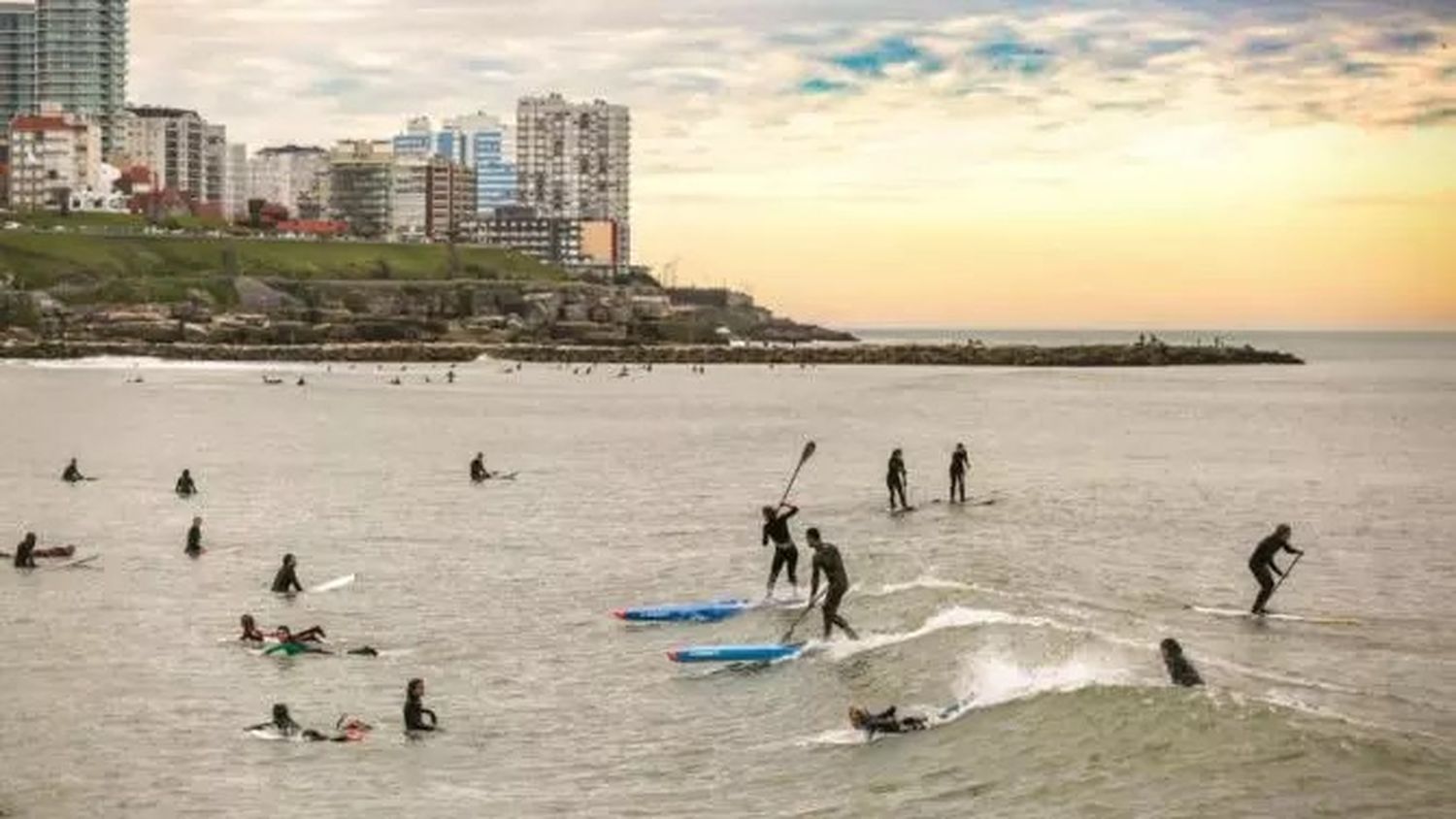 Deporte y solidaridad: chicos de casas de abrigo aprenden stand up paddle en el Náutico