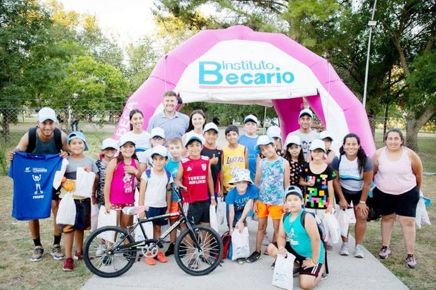 El Becario cerró  el año con niños que integran el programa de apoyo escolar