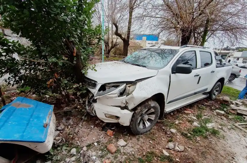 Camioneta se incrustó de lleno en una casa de Alberti y Juncal