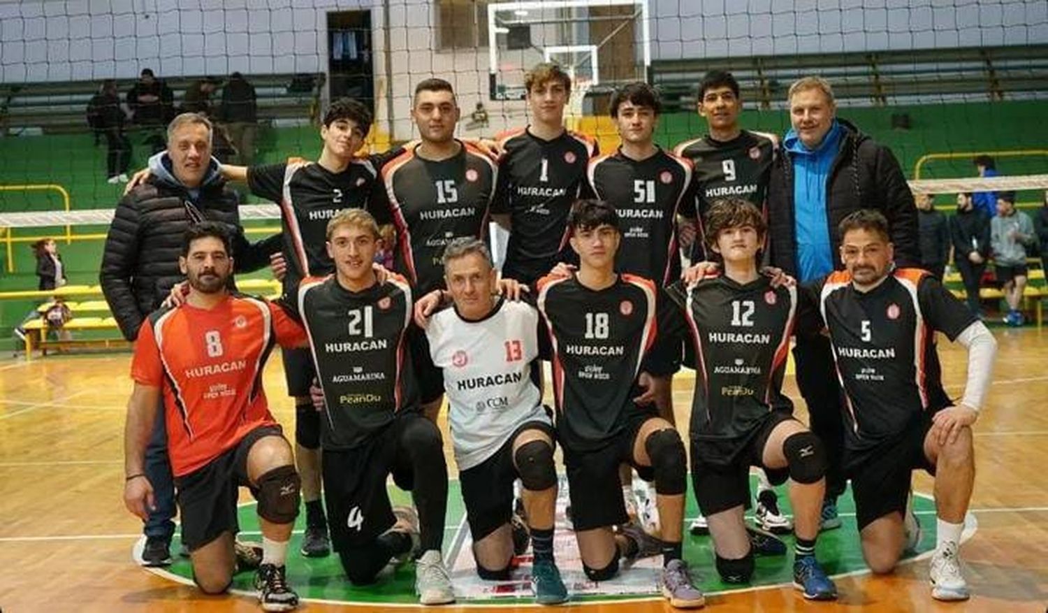 Huracán y su primera división de vóleibol. Albergó un triangular amistoso