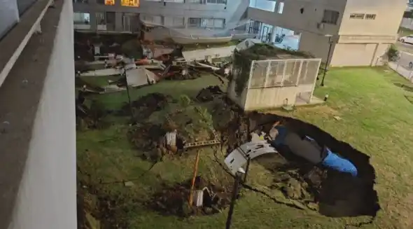 Se derrumbó el patio interno de un edificio en Parque Patricios y aplastó 65 vehículos que estaban en el estacionamiento de abajo.