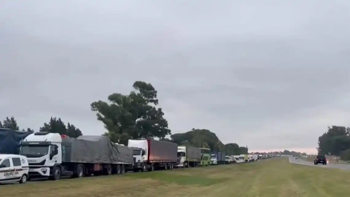 Un muerto y seis camiones involucrados en dos choques sobre la Ruta 9