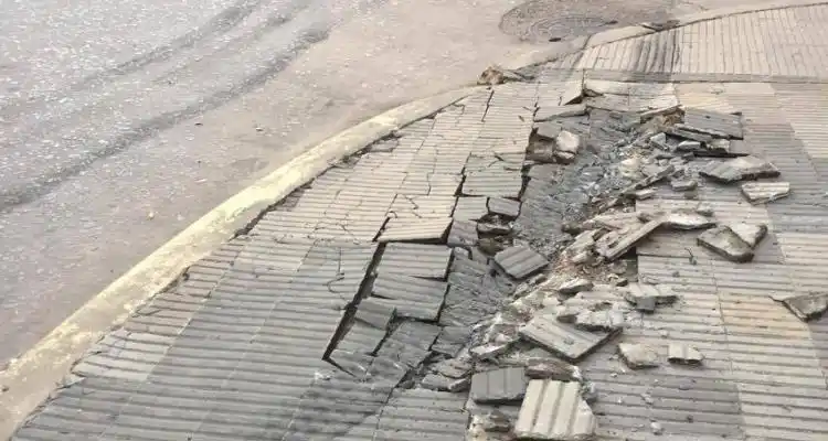 En pleno centro, un camión de gran porte intentó doblar, se subió a una vereda y la destruyó