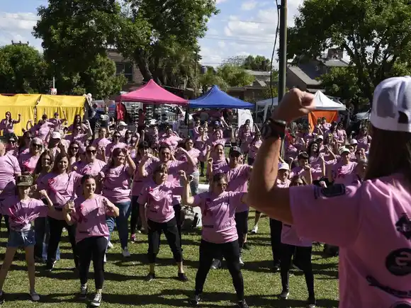 Emotiva jornada de concientización por el octubre rosa en Roldán