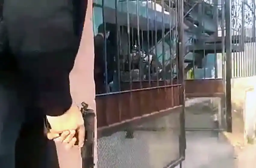 Así fue el allanamiento donde balearon a dos policías