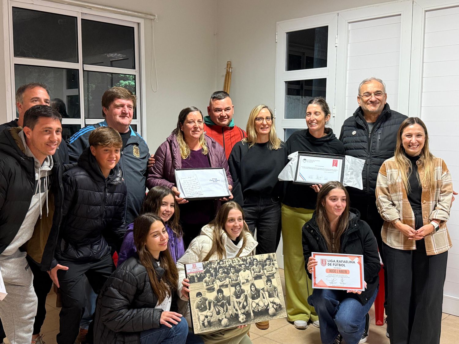 Familiares de Hugo Riberi recibiendo las distinciones.