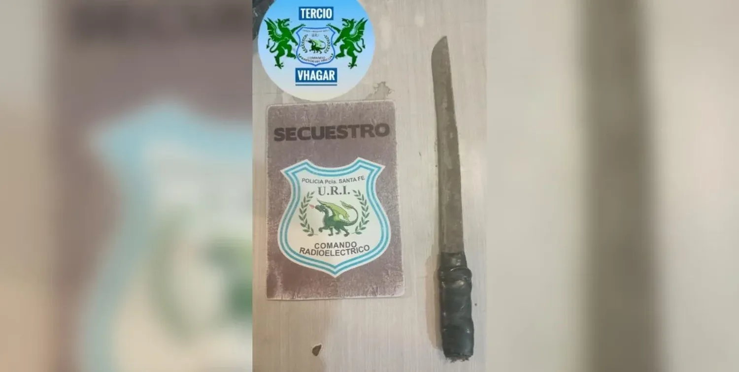 El machete con el que fueron atacados los uniformados del Comando Radioeléctrico.