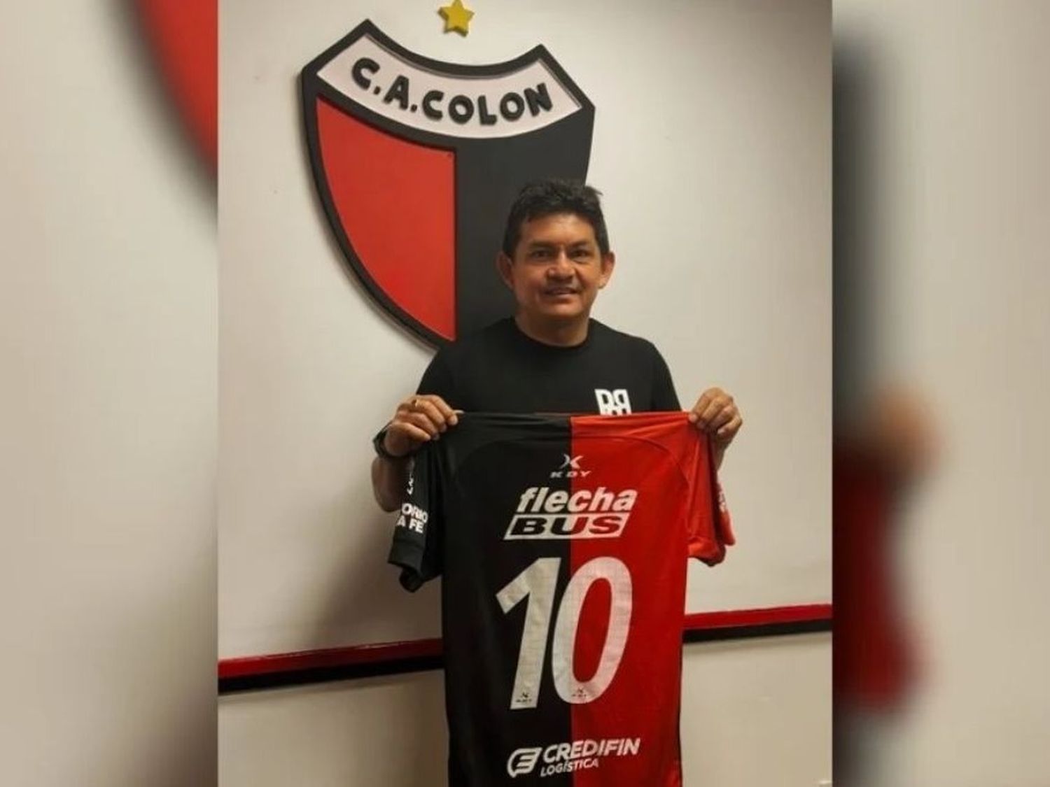 Llega en condición de libre y ya estampó la firma.
