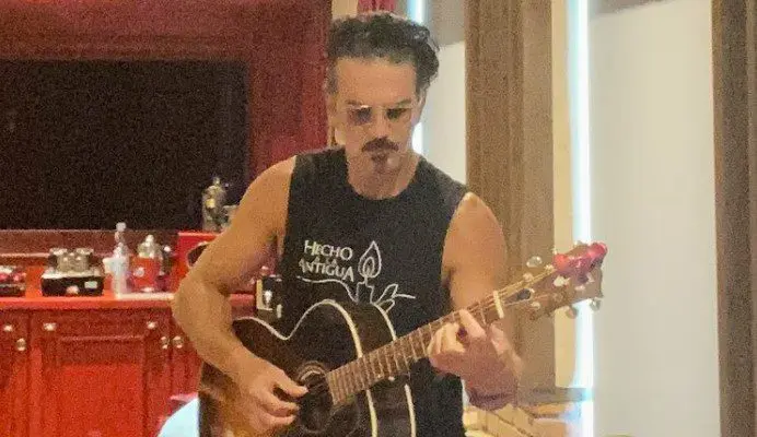 Arjona canta en el Metro de Nueva York y no le creen