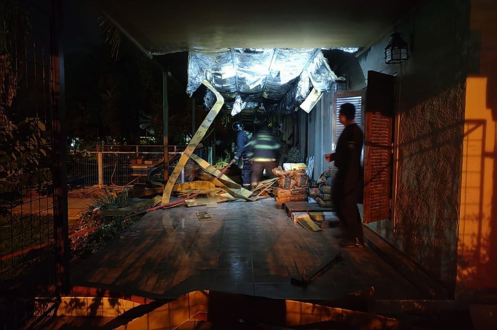 Policías salvaron a una familia atrapada en un feroz incendio en Santo Tomé