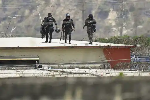 ¡TRAS DOS DÍAS DE MOTÍN! Reclusos liberan 57 guardias y policías en Ecuador