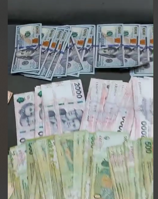 Parte del dinero en efectivo incautado en el allanamiento.