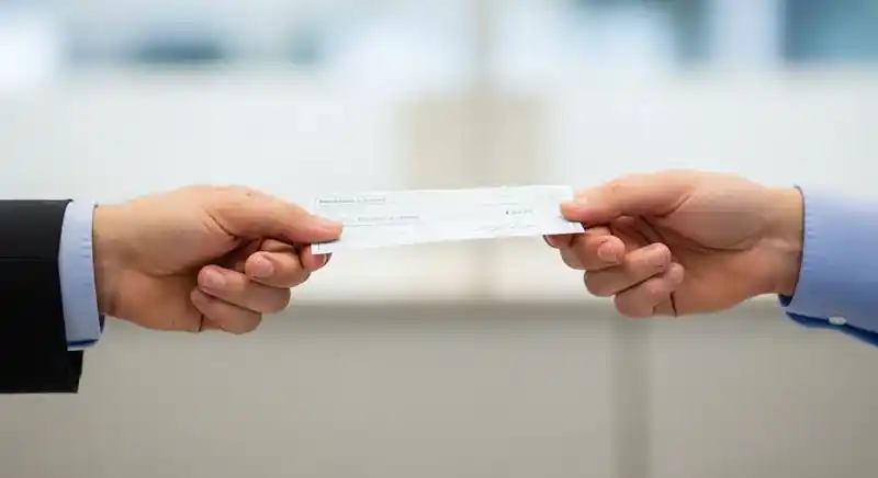 Cayó la cantidad de cheques rechazados, pero siguen 40% por encima de 2025