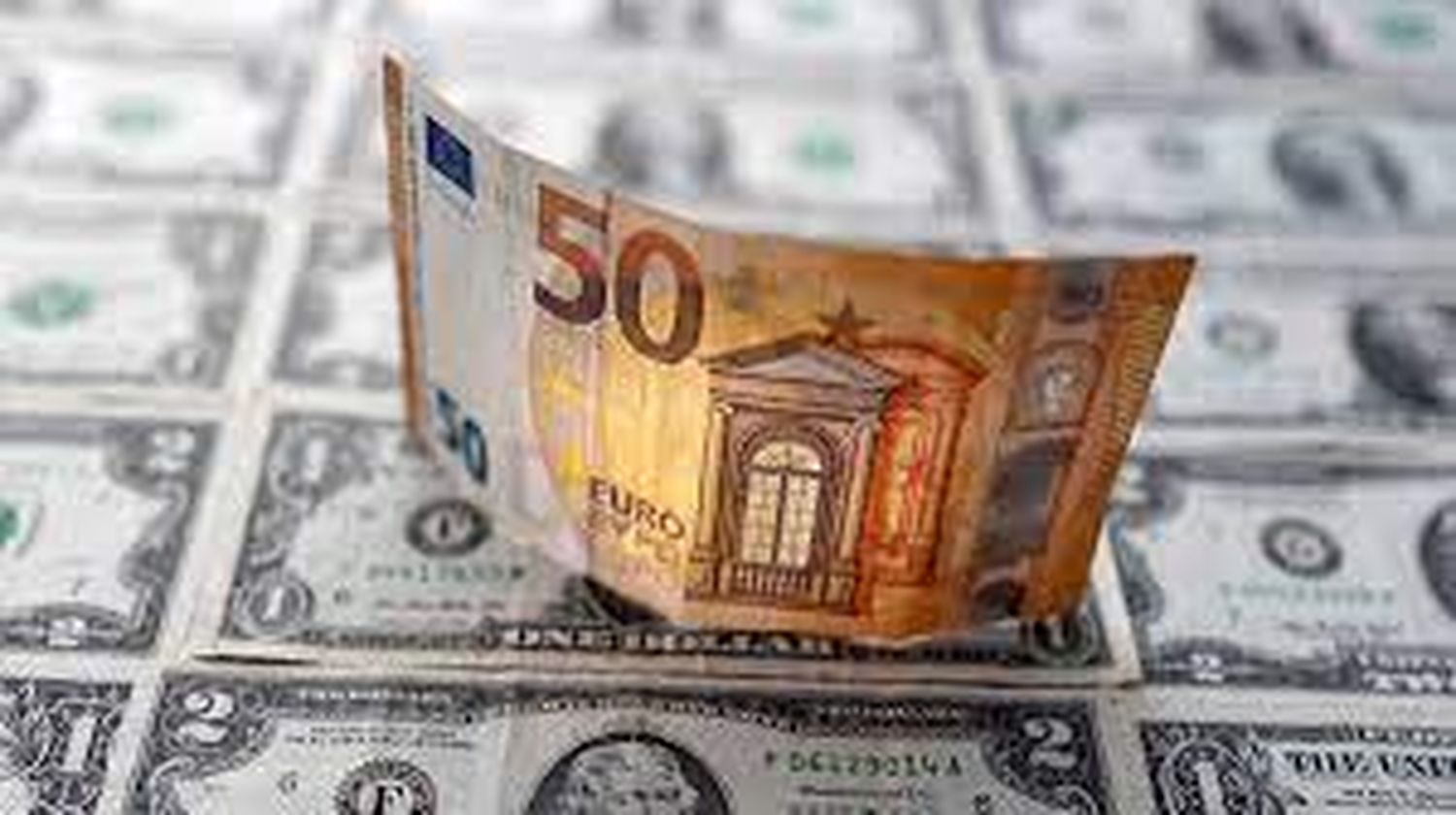 El euro alcanzó la paridad con el dólar por primera vez en dos décadas