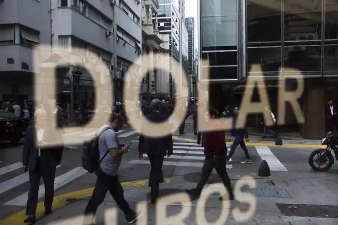 El “blue” sube a $ 145 y aún no se puede comprar “dólar ahorro”