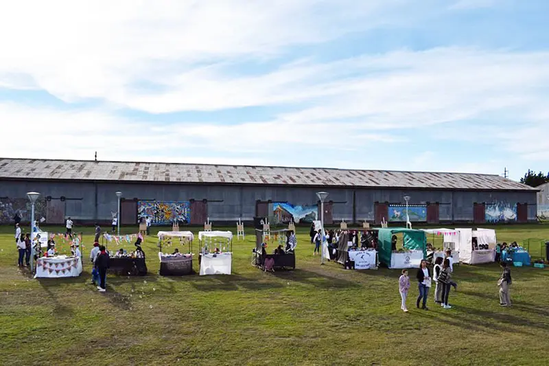Feria de Artesanos en el Paseo Frente de Vías