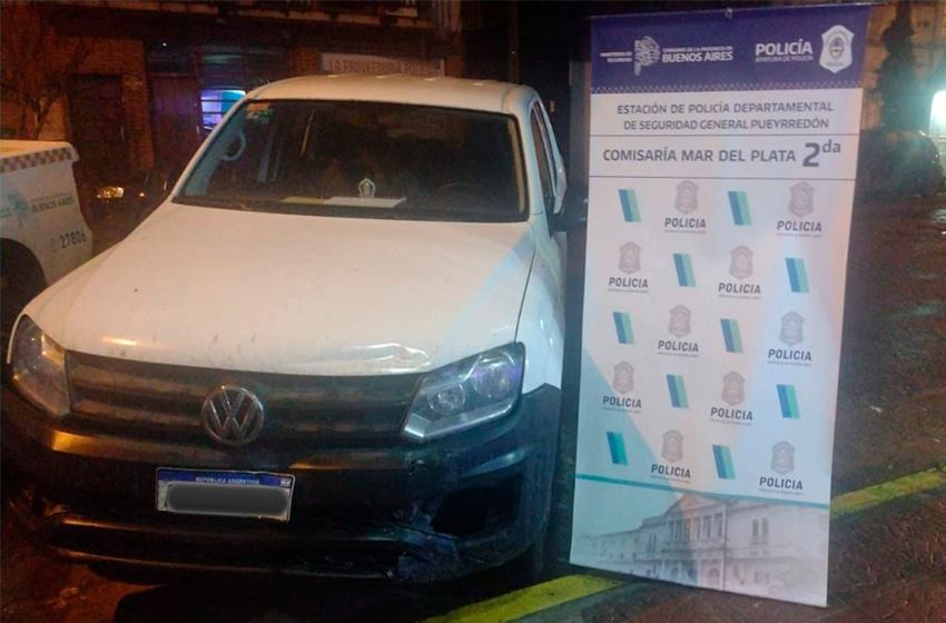 En contramano, chocó a tres vehículos: tenía un arma de guerra