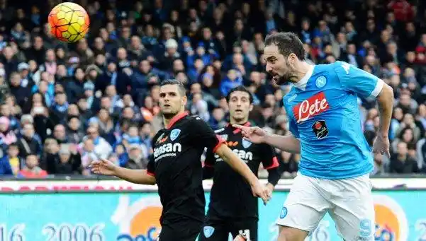 A puro gol, Higuaín y sus secuaces mantienen la ilusión del Napoli