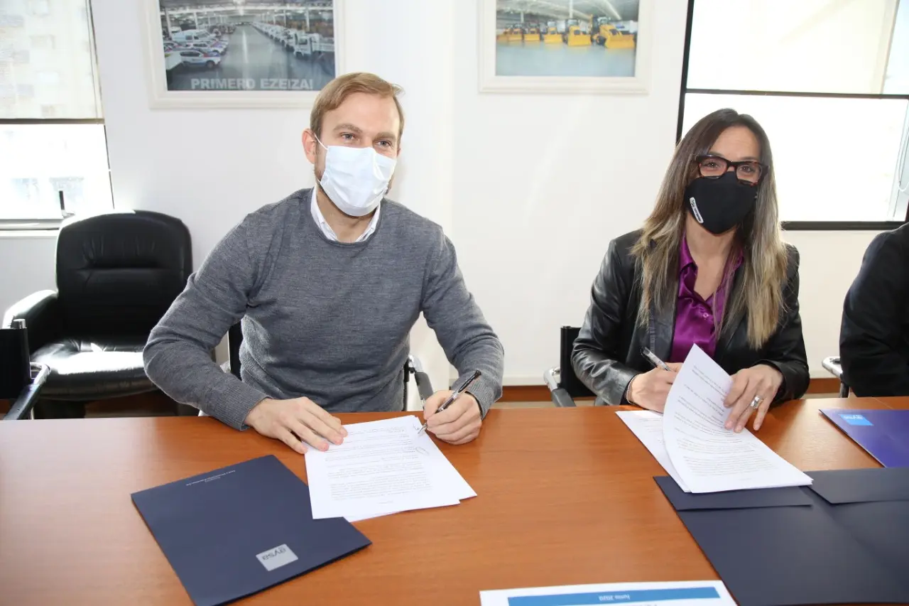 Malena Galmarini encara obras de agua y cloaca en Ezeiza: "Seguimos trabajando para ampliar la red"