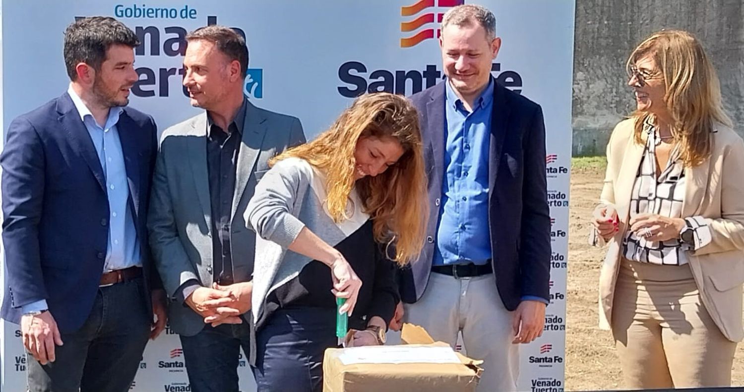 Chiarella, Enrico, Marmiroli y Olivieri; más adelante, Galnares abriendo uno de los sobres. Foto: Sur24