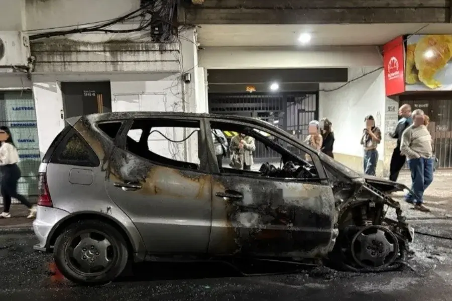 Tensión por el incendio de un auto en pleno centro durante los festejos por el triunfo de Argentina.