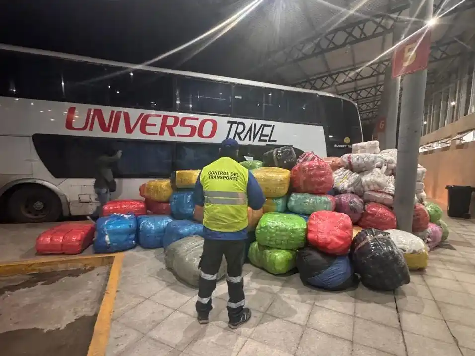 El micro llevaba una gran cantidad de bultos con mercadería.