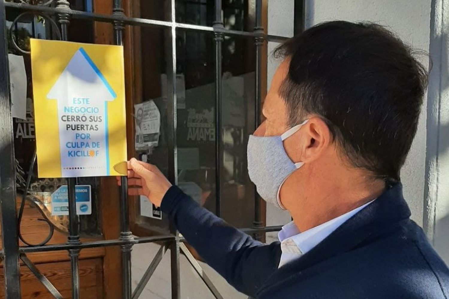 "Este negocio cerró sus puertas por culpa de Kicillof": Los carteles que pegó Lipovetzky en locales de La Plata