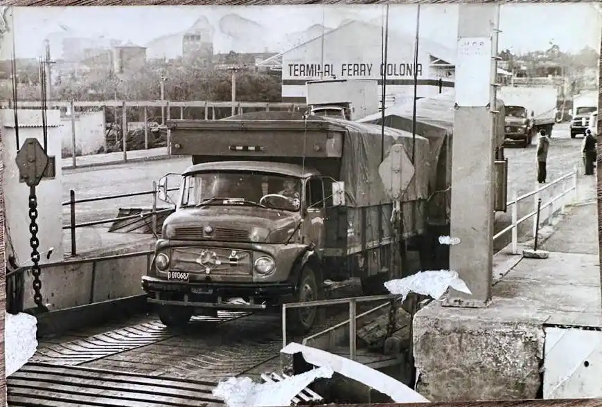 Subiendo al ferry, una parte de los largas trayectos-