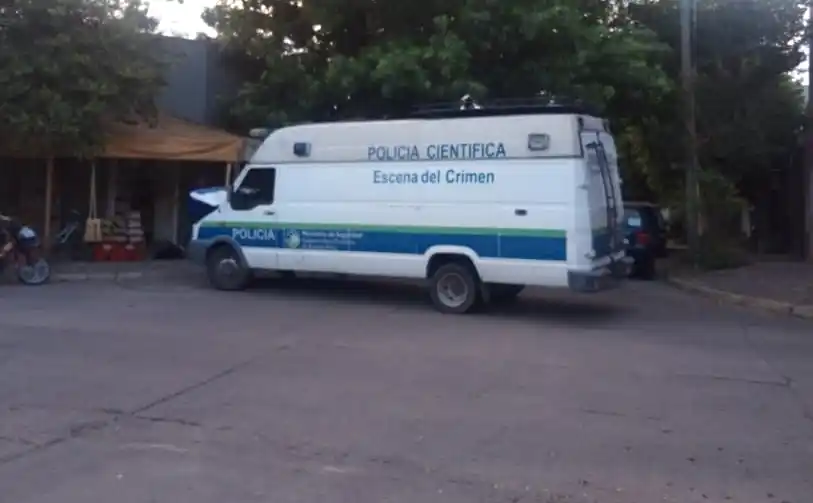 Un hombre resultó gravemente herido al ser apuñalado por su pareja en los miembros inferiores