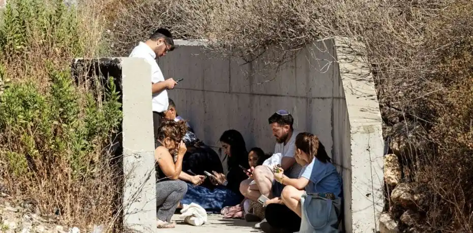 Israelíes se refugian tras ataque con misiles de Irán en Israel.