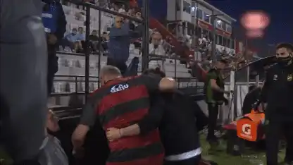 El DT de Patronato tomó del cuello a Beccacece y se pelearon los dos planteles