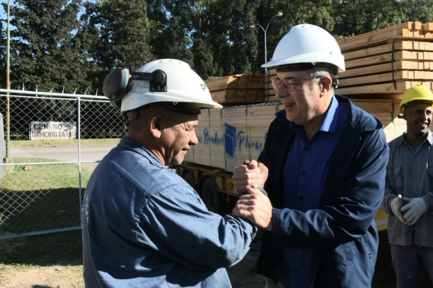 Luis Castellano recorrió las viviendas en construcción en el Barrio San José