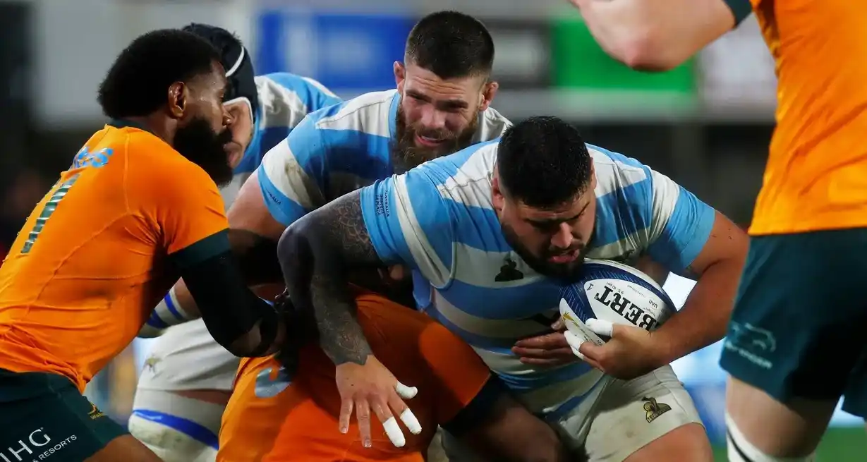 El argentino Joel Sclavi intenta romper la férrea defensa de los visitantes. Foto: REUTERS/Cristina Sille