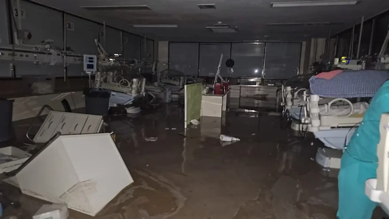 Temporal en Bahía Blanca: dramática evacuación de bebés en el Hospital Penna tras la inundación