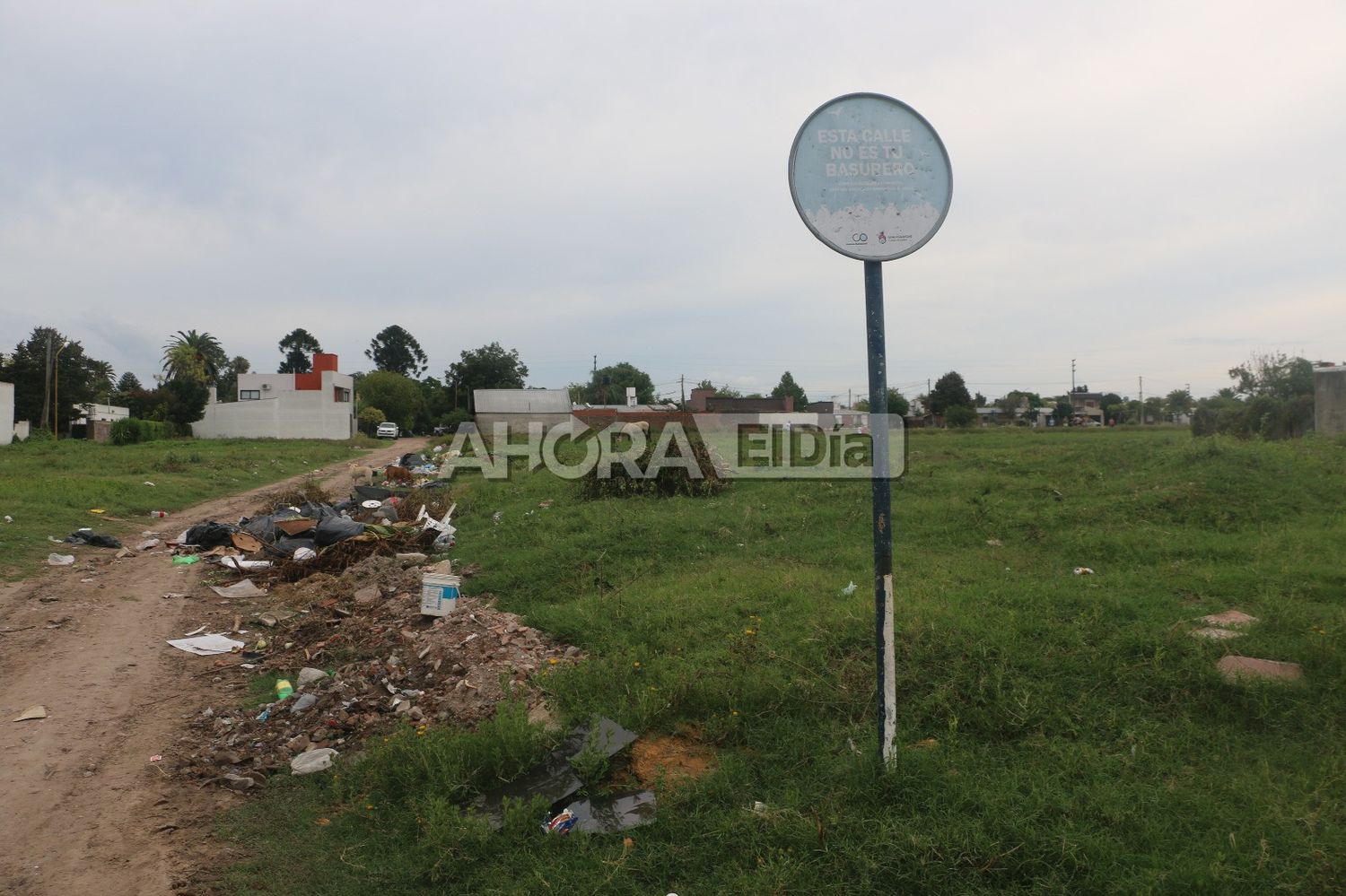 "Esta calle no es tu basurero": Vecinos ya no saben qué hacer para que dejen de tirar mugre