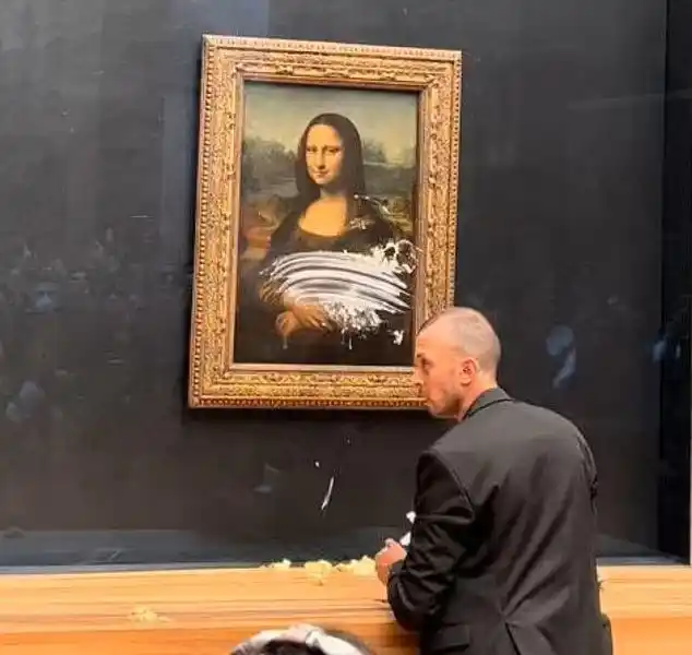 La obra está protegida con un vidrio blindado.