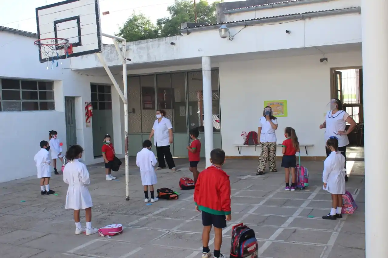 ¿Se vuelve a las aulas?: La presión de los gremios docentes y la normativa vigente