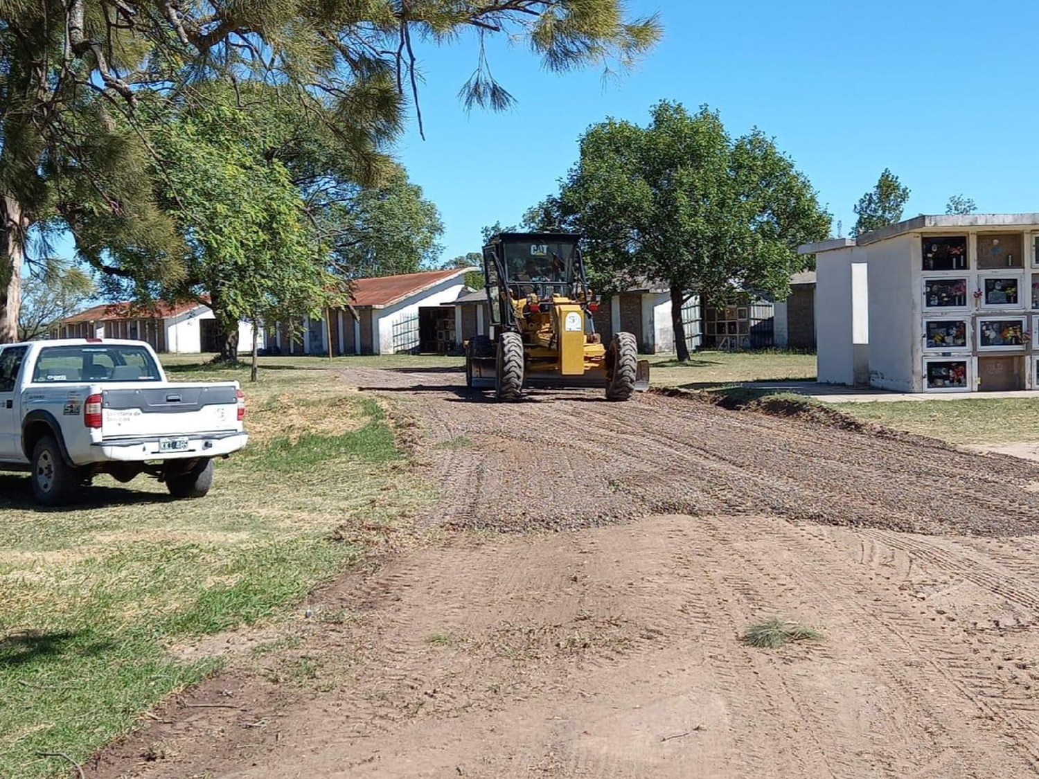 Concretan trabajos de nivelación del terreno en el cementerio